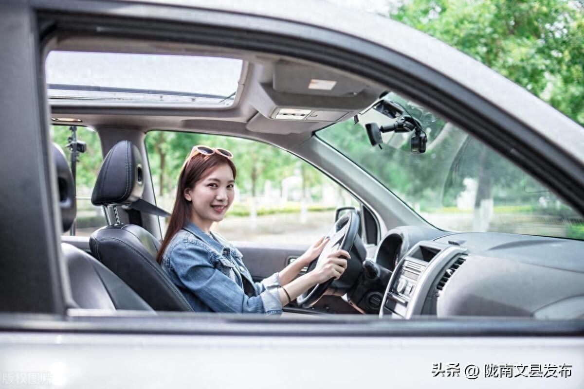 驾驶小型机动车年龄限制_持小型汽车驾驶证的驾驶_小型机动车驾驶证